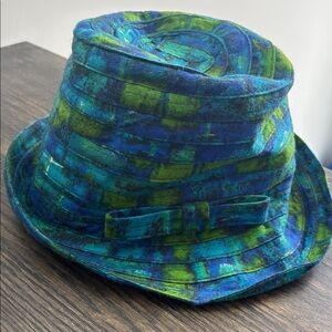 Vintage mod ‘70s bucket hat, blues/greens, bow, cotton blend size S?, USA